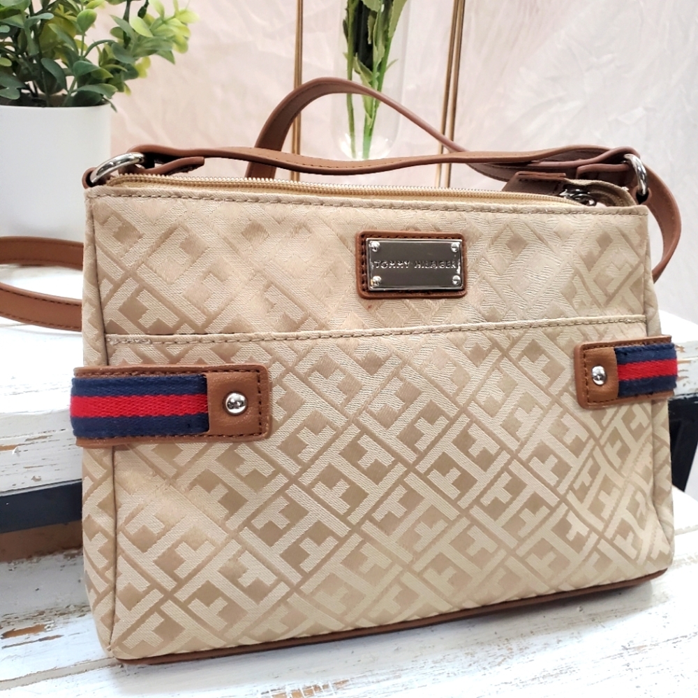 Tommy Hilfiger Small Crossbody Zip Purse Cream/Tan Geometric Pattern Blue Liner